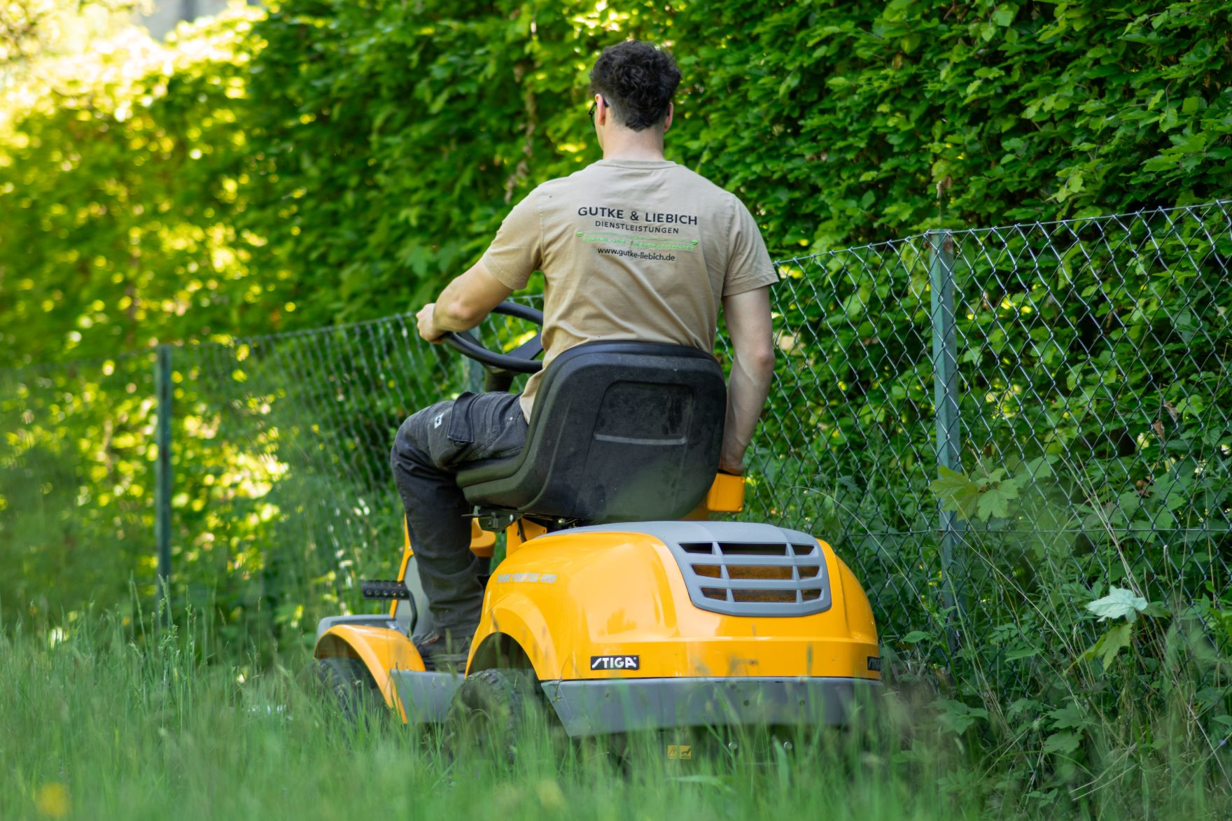 Rasenmähen mit dem Aufsitzmäher in einem Garten in Nordhessen